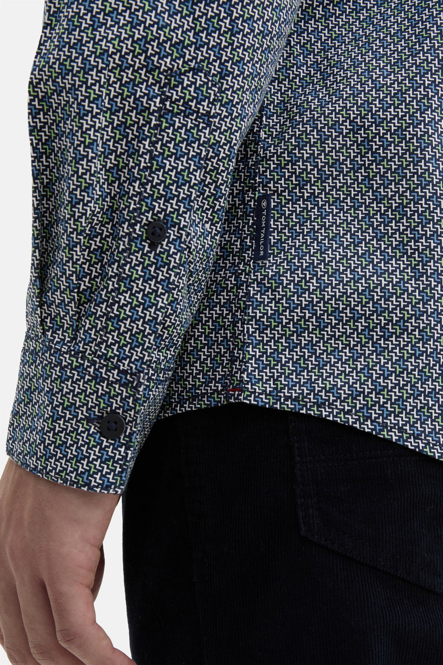Blauw overhemd met lange mouwen van Tom Tailor, met blauw, wit en groen geometrisch patroon en stikseldetails.