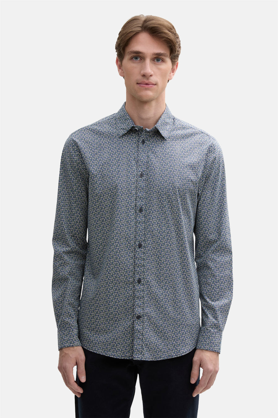 Blauw overhemd met lange mouwen van Tom Tailor, met all-over geometrisch patroon, gedragen met een donkere broek.