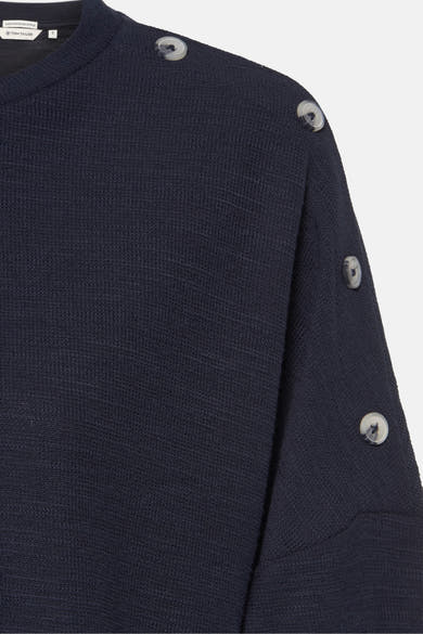 Donkerblauwe T-shirt van Tom Tailor met decoratieve knopen op de schouder en een gebreide textuur.