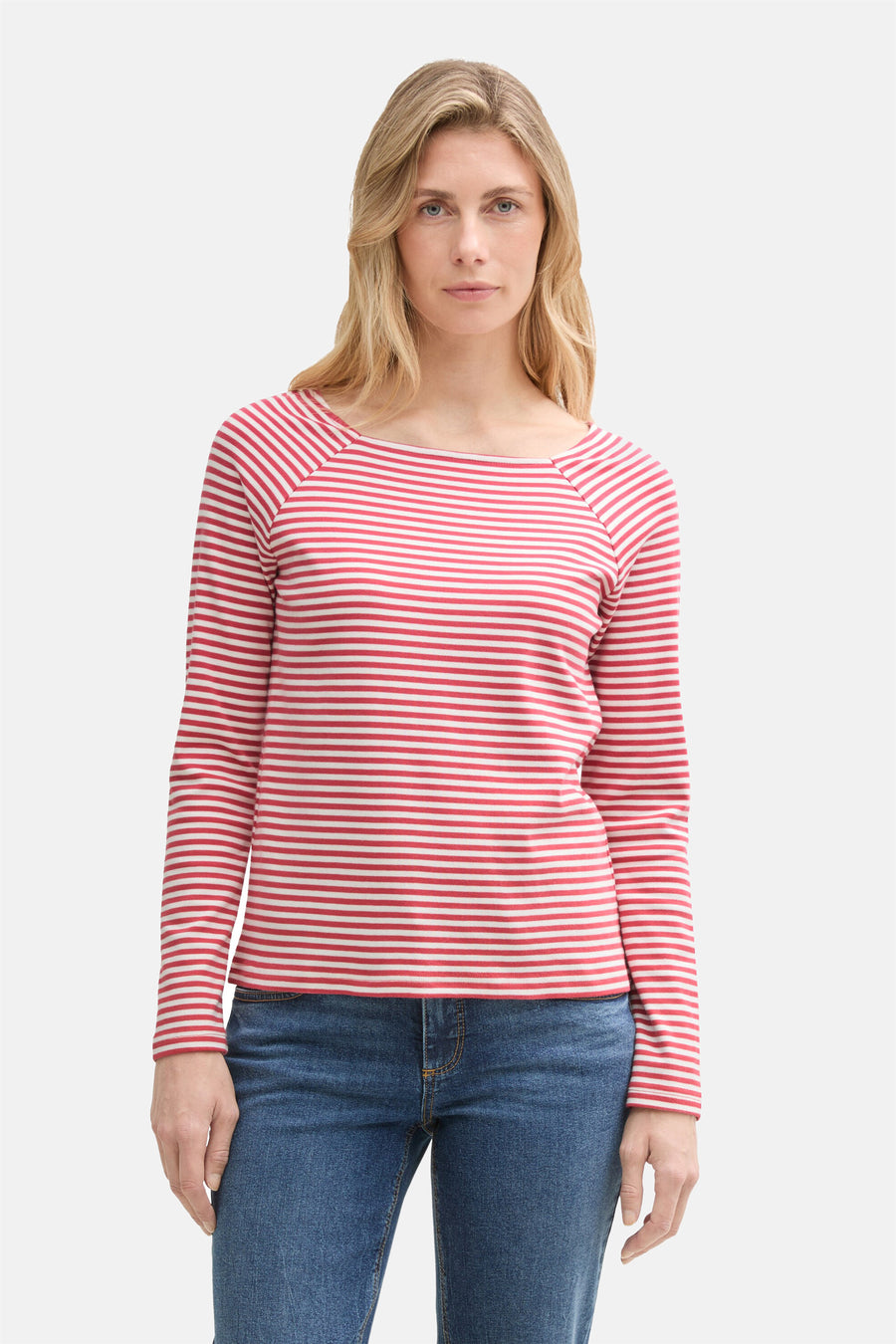 Roze T-shirt met lange mouwen van Tom Tailor, met rode en witte strepen, gedragen met een blauwe spijkerbroek.