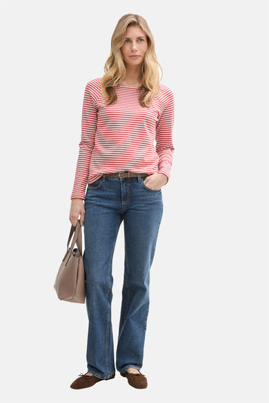 Roze T-shirt met lange mouwen en witte strepen van Tom Tailor, gedragen met een blauwe spijkerbroek en bruine schoenen.