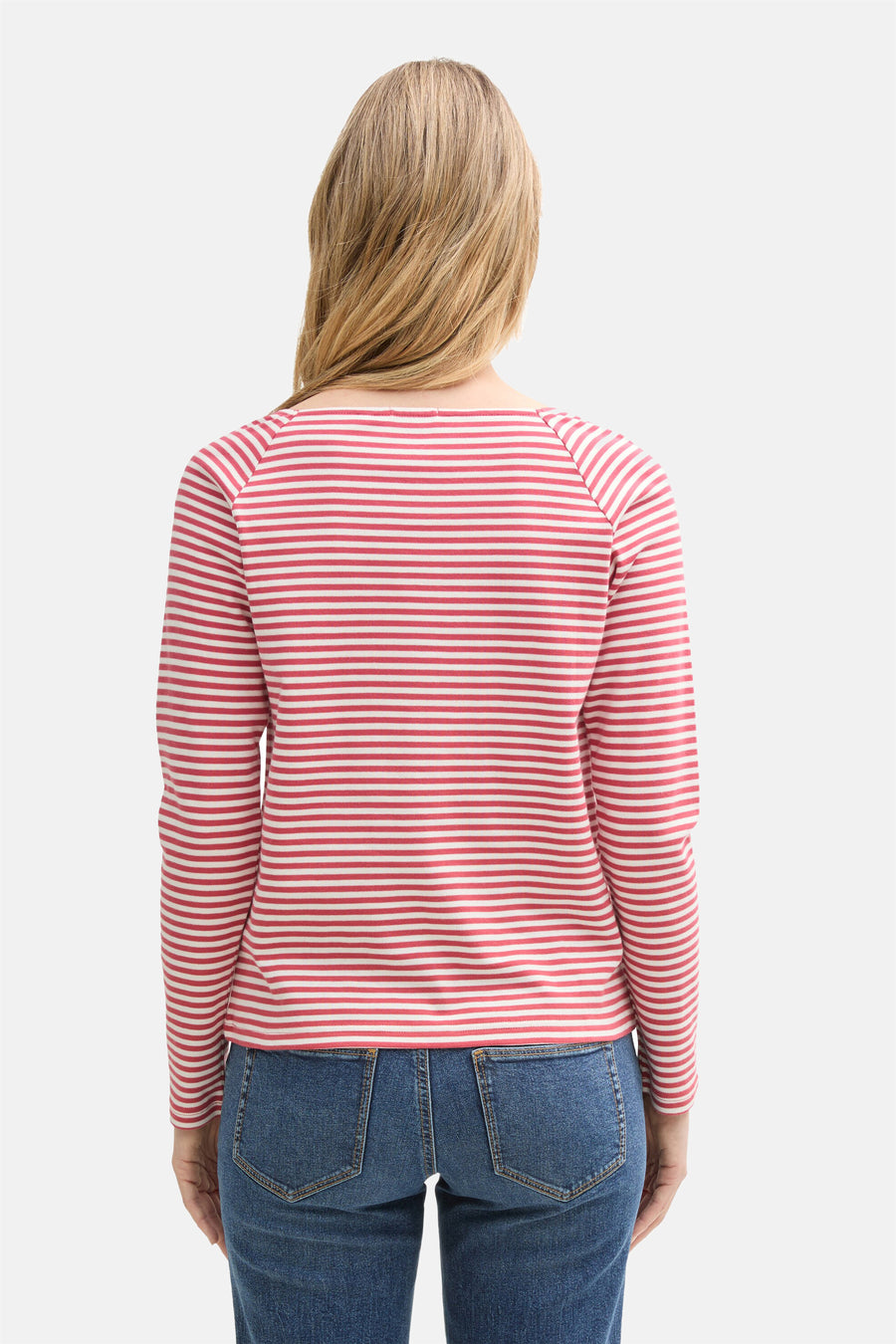 Roze T-shirt met lange mouwen, van Tom Tailor, horizontaal gestreept, gedragen met een spijkerbroek, achtergezicht.