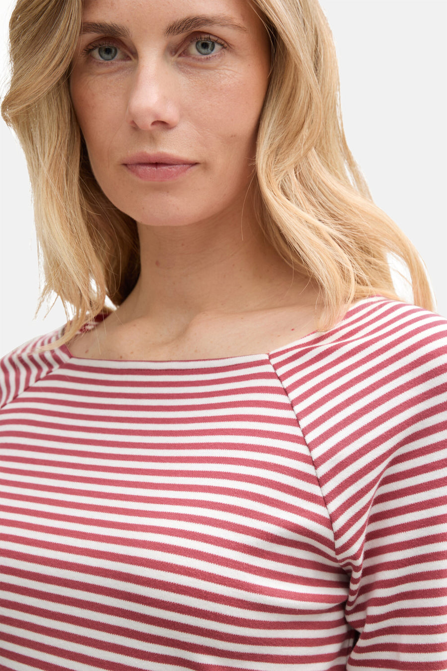 Roze T-shirt met lange mouwen van Tom Tailor, bordeauxrode en witte horizontale strepen.