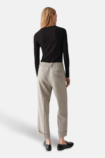Pantalon de costume beige d'OPUS, coupe décontractée avec taille élastique et revers aux chevilles.