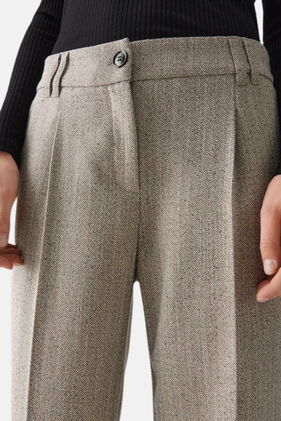 Pantalon de costume beige by OPUS, avec motif à chevrons et plis marqués sur le devant.