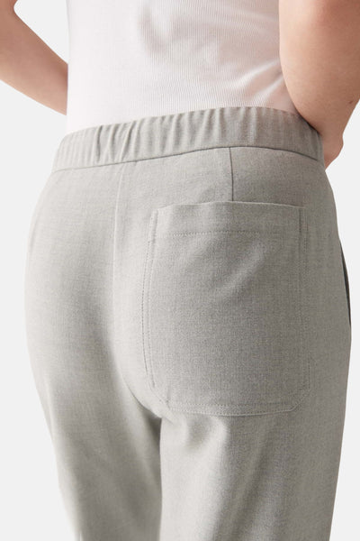 Pantalon de costume gris par OPUS, avec poche arrière et taille élastique.