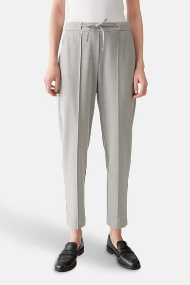 Pantalon de costume gris par OPUS, avec cordon de serrage à la taille et des plis sur le devant.