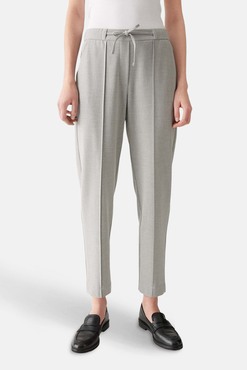 Pantalon de costume gris par OPUS, avec cordon de serrage à la taille et des plis sur le devant.