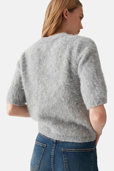 Pull gris à col rond de OPUS, en maille duveteuse, porté avec un jean bleu, vue de dos.
