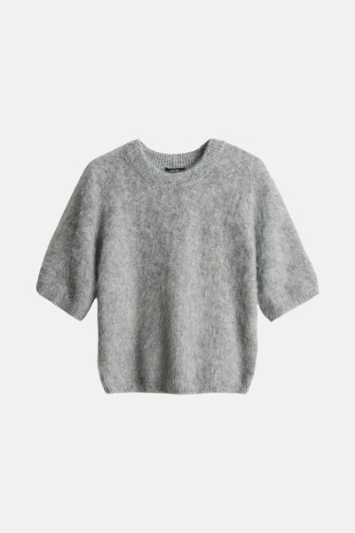 Pull gris à col rond par OPUS, en tricot duveteux à manches courtes.
