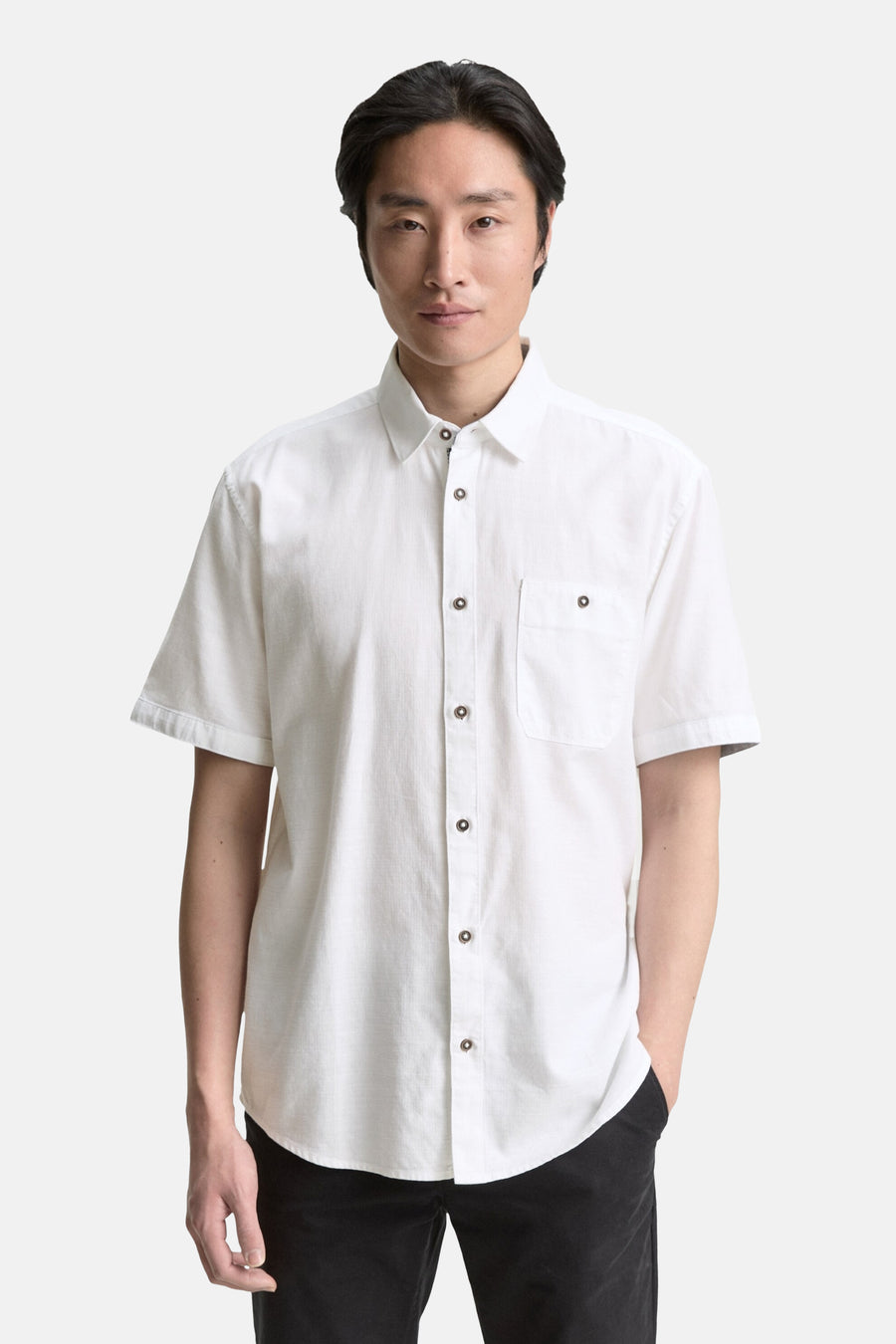 Chemise blanche à manches courtes de Tom Tailor, avec poche poitrine et coupe classique.