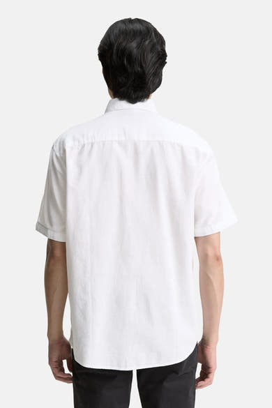 Wit overhemd met korte mouwen van Tom Tailor, van achteren gezien, op een man met zwart haar.