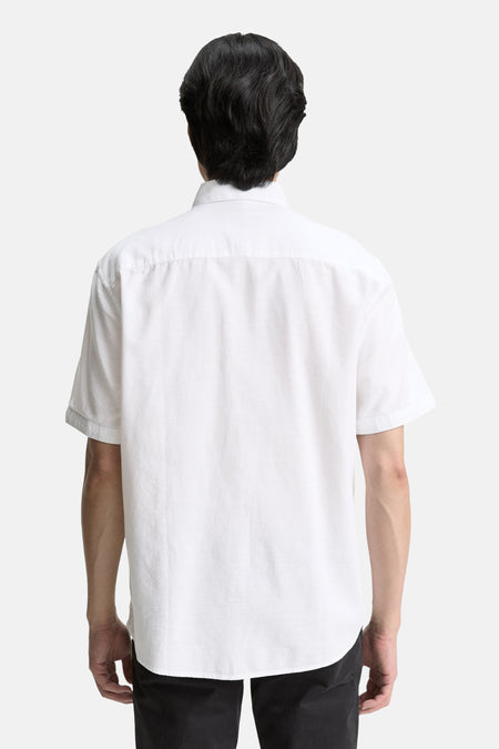 Wit overhemd met korte mouwen van Tom Tailor, van achteren gezien, op een man met zwart haar.