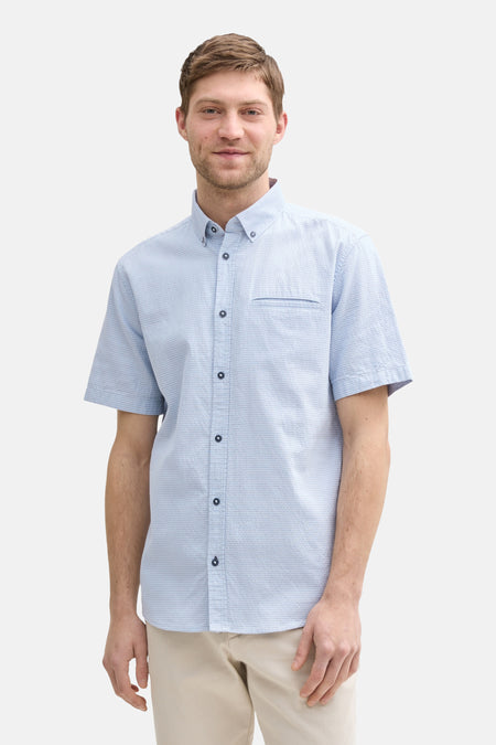 Blauw overhemd met korte mouwen van Tom Tailor, met subtiel patroon, gedragen met een beige broek.