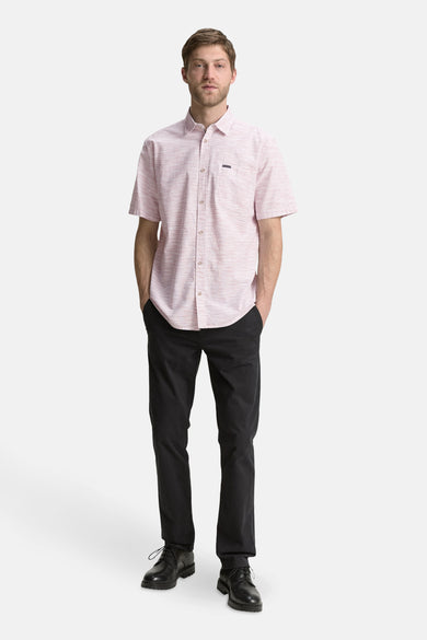 Chemise à manches courtes rose rayée de Tom Tailor, portée avec un pantalon noir et des chaussures de ville.
