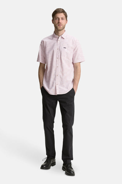 Chemise à manches courtes rose rayée de Tom Tailor, portée avec un pantalon noir et des chaussures de ville.