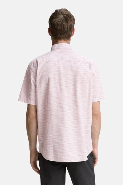 Chemise à manches courtes rose à rayures fines de Tom Tailor, vue de dos, portée avec un pantalon noir.
