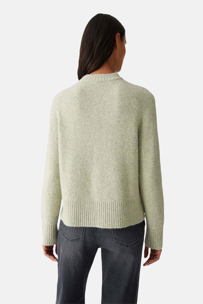 Pull vert à col rond de OPUS, avec une texture douce et manches longues, vu de dos.