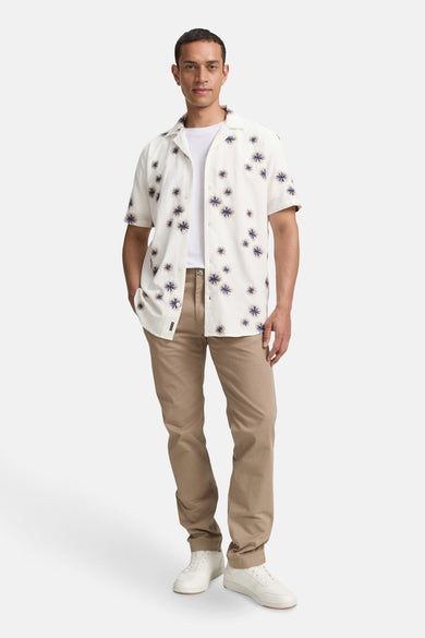 Wit overhemd met korte mouwen van Tom Tailor, met marineblauw bloemenpatroon, gedragen over een T-shirt en een kaki chino broek.