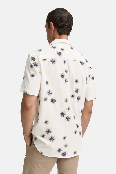 Wit overhemd met korte mouwen van Tom Tailor, met een marineblauw en beige bloemenpatroon, van achteren gezien.