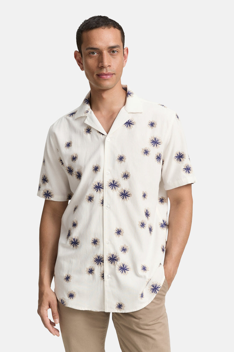 Wit overhemd met korte mouwen van Tom Tailor, met marineblauw en beige bloemenpatroon.