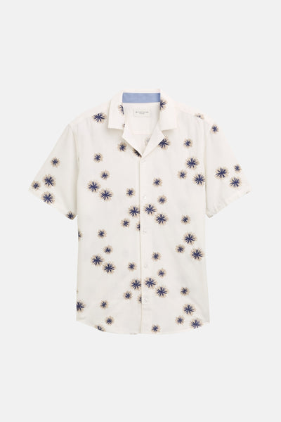 Chemise blanche à manches courtes de Tom Tailor, imprimé de motifs floraux bleus et beiges.