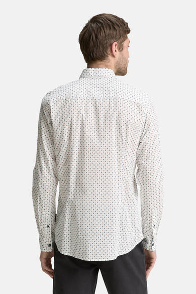 Chemise à manches longues blanche à motifs, de Tom Tailor, vue de dos sur un homme.