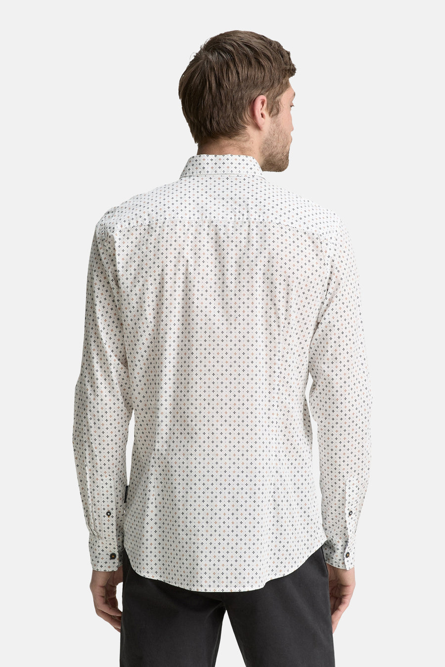 Chemise à manches longues blanche à motifs, de Tom Tailor, vue de dos sur un homme.