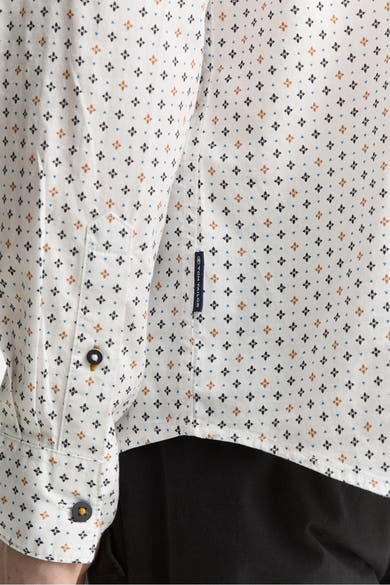 Chemise à manches longues blanche de Tom Tailor, à motif géométrique discret, détail boutonné au poignet.