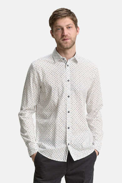 Chemise à manches longues blanche de Tom Tailor, avec motif géométrique discret et boutons foncés.
