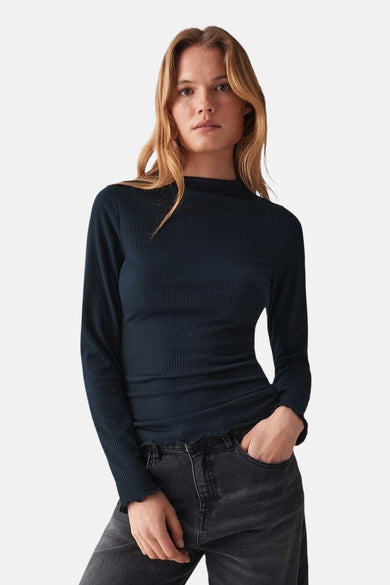 Blauwe T-shirt met lange mouwen van OPUS, in ribgebreide stof, met een zichtbare lange mouw.