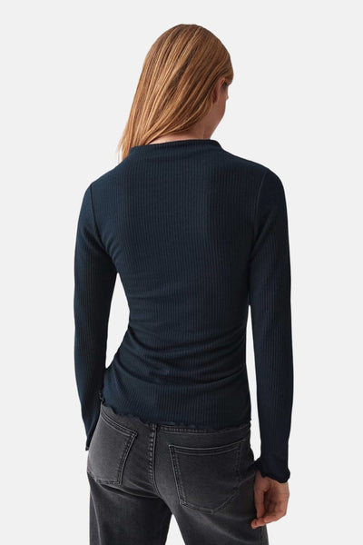 T-shirt bleu à manches longues par OPUS, avec une texture côtelée, vu de dos.