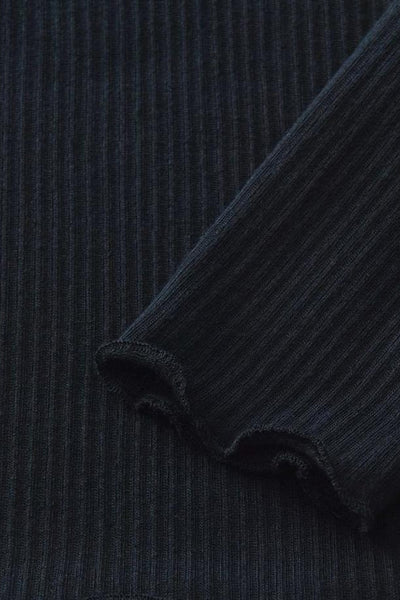 T-shirt à manches longues bleu d'OPUS, en maille côtelée, avec une manche longue visible.