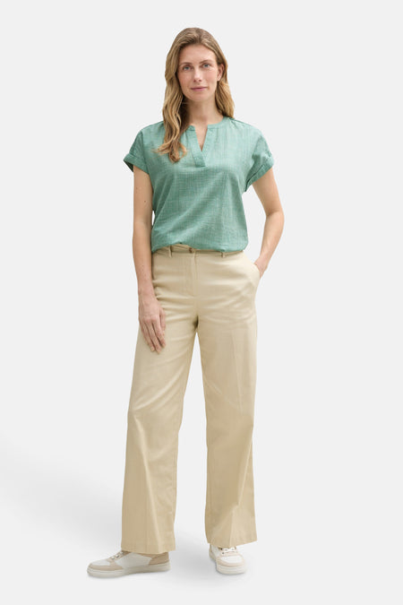 Groen overhemd met korte mouwen van Tom Tailor, met een textuurpatroon en gedragen met een beige broek.