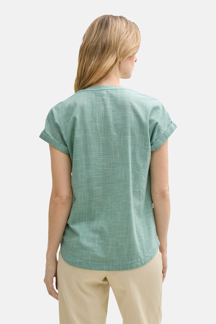 Blouse à manches courtes verte de Tom Tailor avec motif quadrillé fin, portée avec un pantalon beige.