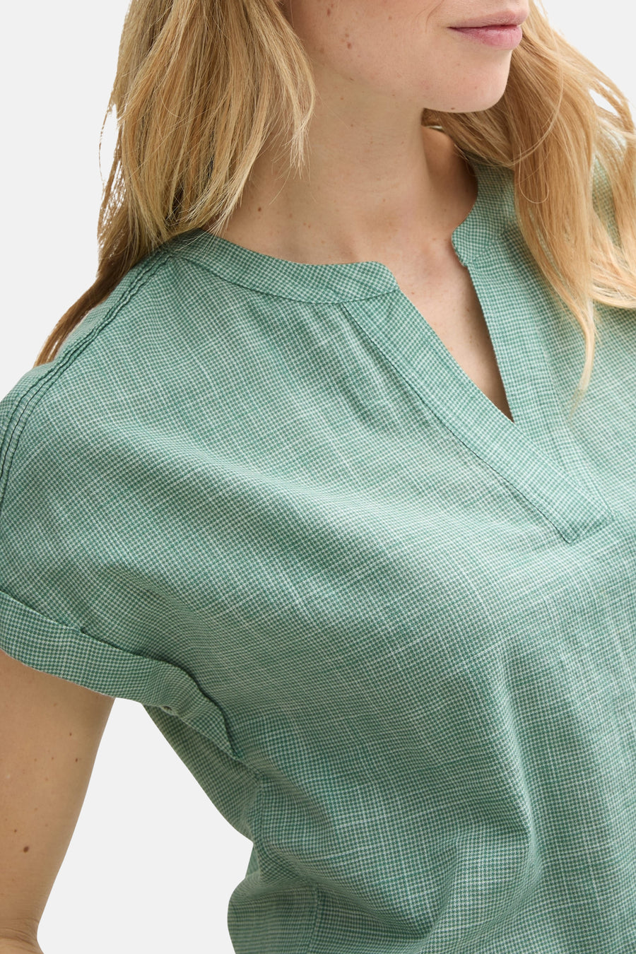 Blouse à manches courtes verte de Tom Tailor, à motif quadrillé et col en V discret.