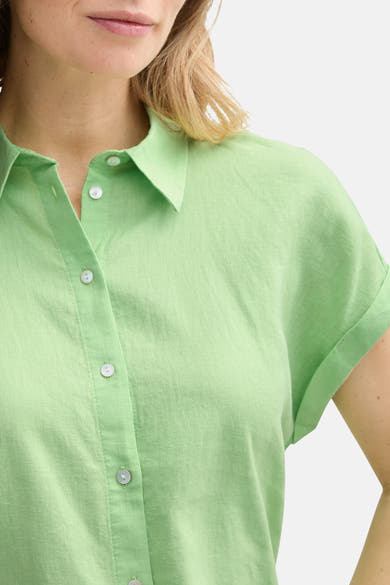 Chemisier vert à manches courtes par Tom Tailor, avec des boutons nacrés et une texture en lin visible.
