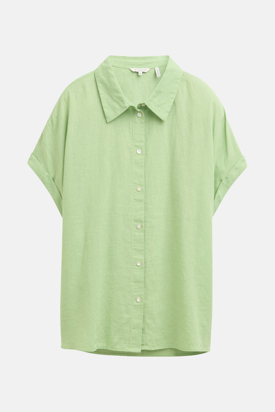Chemisier vert à manches courtes de Tom Tailor, avec une texture de lin et une coupe décontractée.