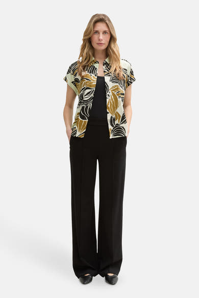Multikleurig overhemd met korte mouwen van Tom Tailor, met bloemenprint, gedragen met een zwarte broek met hoge taille.
