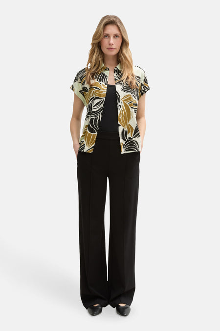 Multikleurig overhemd met korte mouwen van Tom Tailor, met bloemenprint, gedragen met een zwarte broek met hoge taille.
