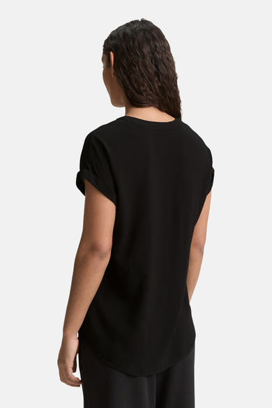 Blouse noire à manches courtes de Tom Tailor, vue de dos, avec ourlets roulés.