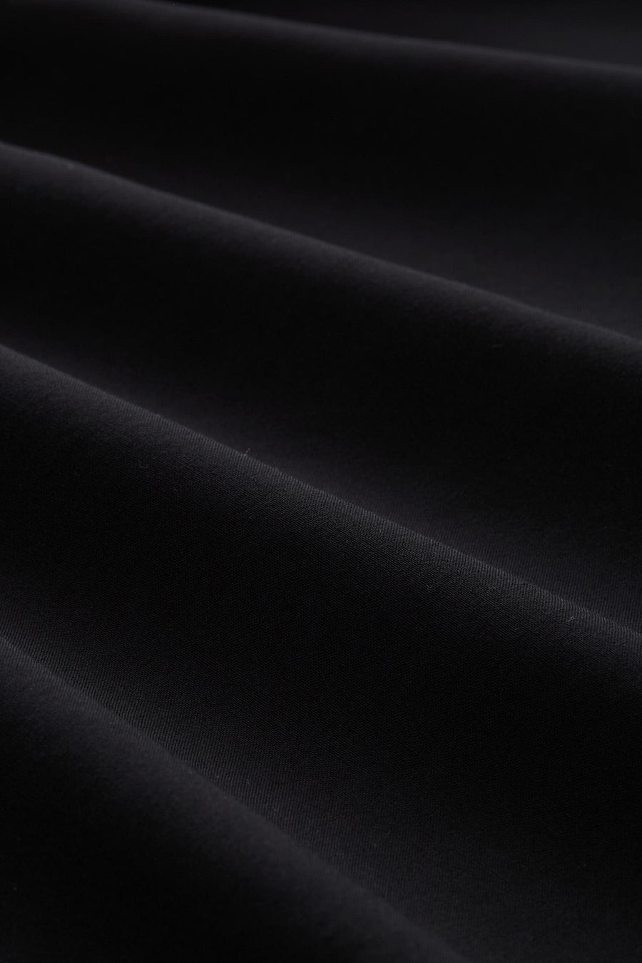 Blouse à manches courtes noire de Tom Tailor avec des plis doux et une texture subtile.
