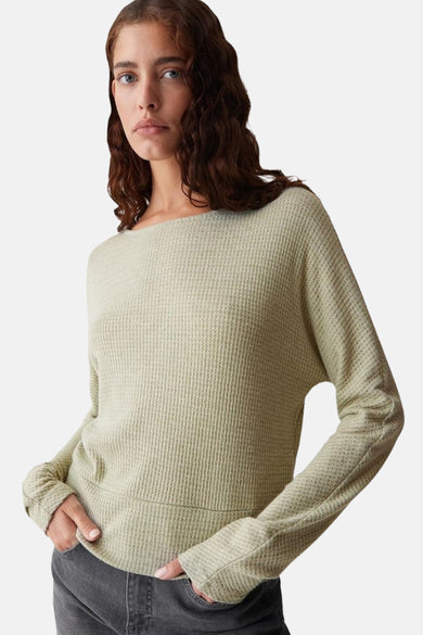 Groene trui met ronde hals van OPUS in een getextureerd wafelbreisel, relaxte pasvorm.