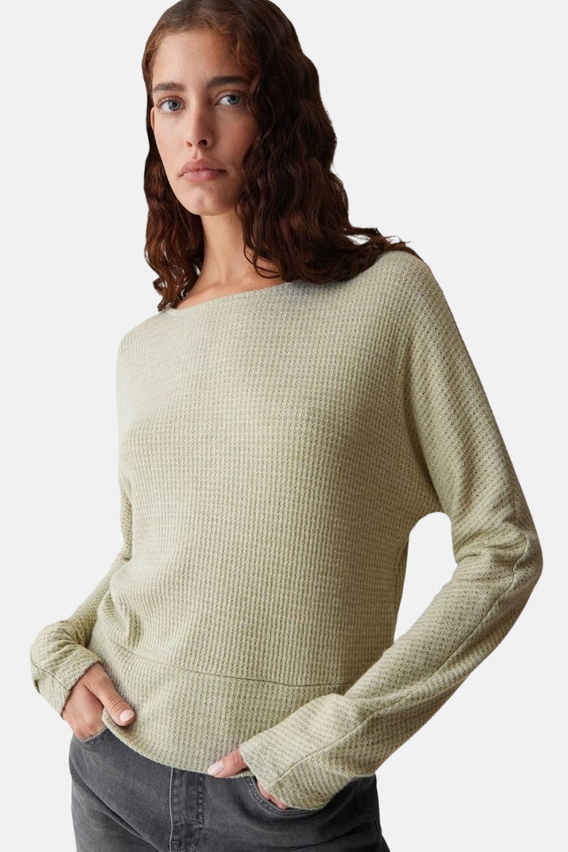 Groene trui met ronde hals van OPUS in een getextureerd wafelbreisel, relaxte pasvorm.