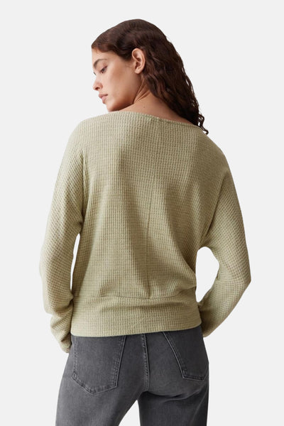 Pull à col rond vert de OPUS, en maille gaufrée, porté avec un jean gris, vue de dos.