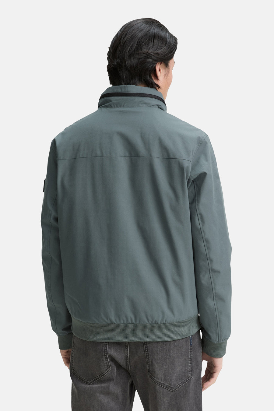 Veste courte verte par Tom Tailor, avec un col montant et des poches discrètes, vue de dos.