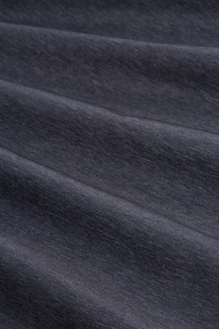 Korte blauwe jas van Tom Tailor, met een subtiel patroon en een licht gekreukte textuur.