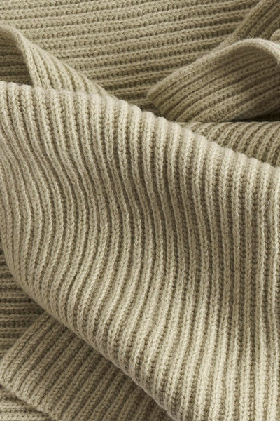 Écharpe verte par OPUS en tricot côtelé avec une texture douce et un drapé confortable.