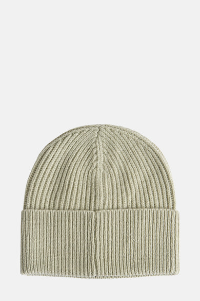 Bonnet vert en tricot de OPUS, avec une texture côtelée et un revers.