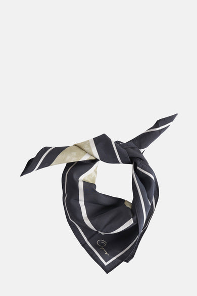 Foulard multicolore par OPUS, noué, avec des rayures blanches et beige sur fond bleu marine.